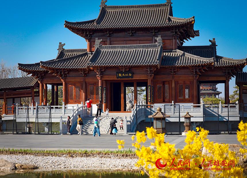 雄安悅?cè)莨珗@一角，不少家長帶著孩子前來游玩。人民網(wǎng)宋燁文攝