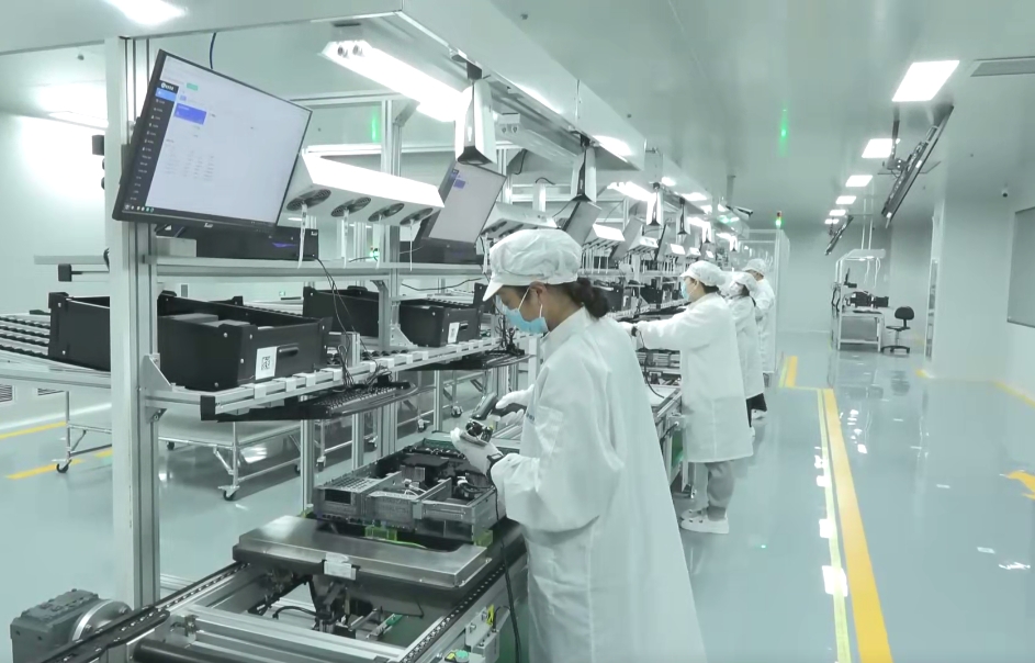 雄安新區(qū)首條信創(chuàng)產(chǎn)品數(shù)字化產(chǎn)線上，工作人員正在進(jìn)行個性化裝配。雄安百信信息科技有限公司供圖