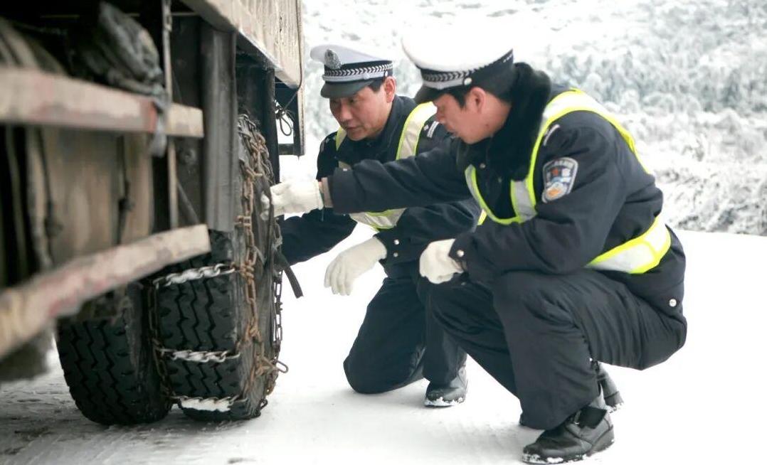 寒山“梅”香廿余載 六盤水梅花山交警風(fēng)雪護航路