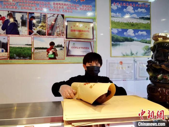 圖為鄭繼梅正在打包烤鵝。　謝宏秀供圖