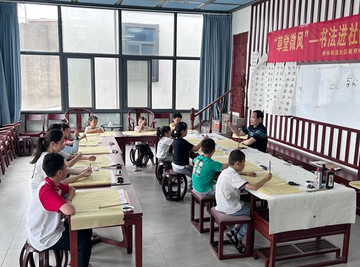 在草圣書(shū)鄉(xiāng)，本土?xí)ɡ蠋熣谥笇?dǎo)青少年學(xué)習(xí)書(shū)法。林瑛攝