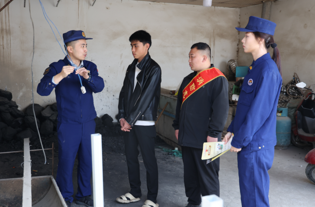 新疆阿克蘇：消防宣傳員進(jìn)村入戶講安全 織密春季防火安全網(wǎng)