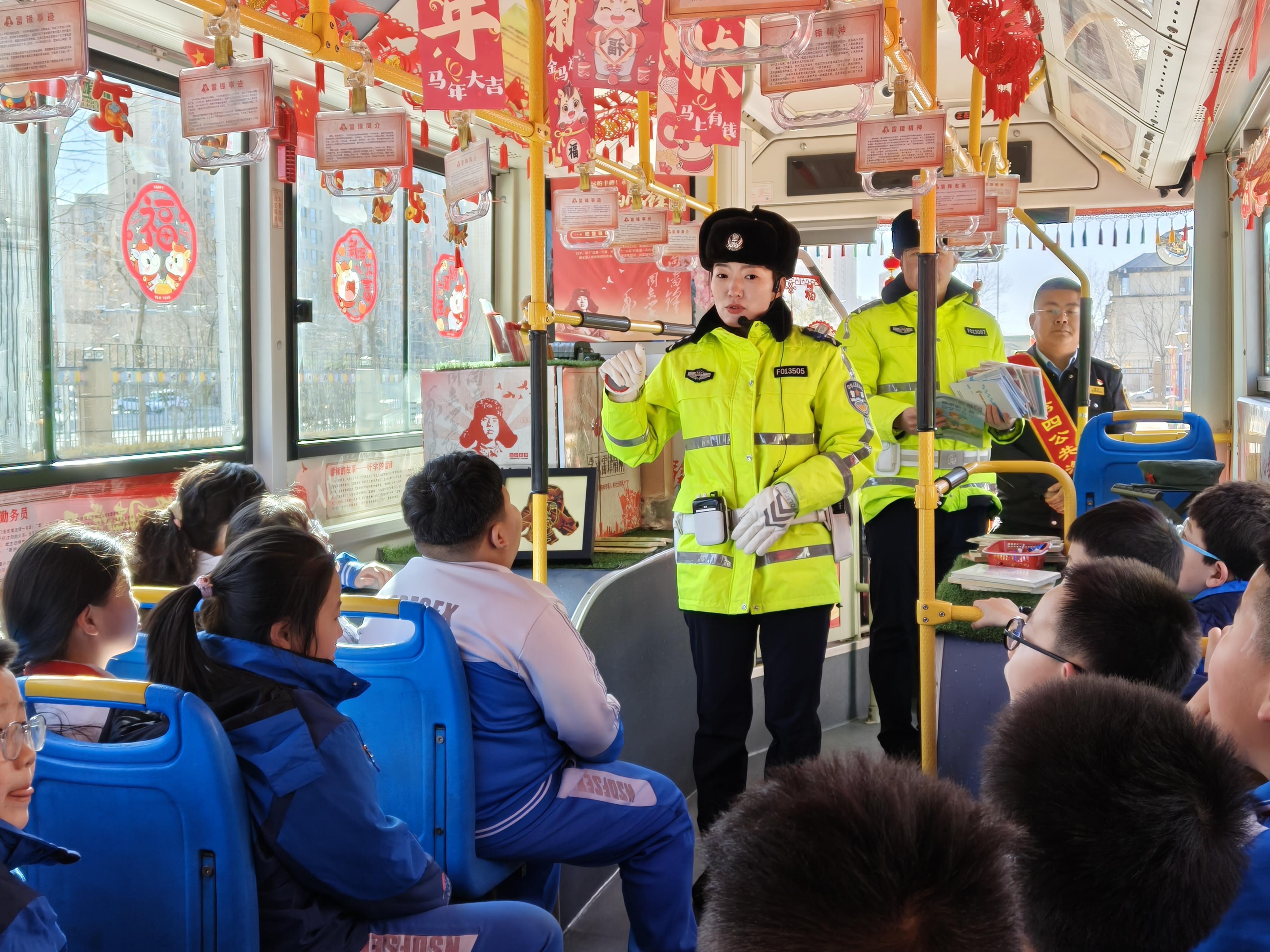 內(nèi)蒙古呼和浩特交管支隊(duì)走進(jìn)學(xué)校開展安全守護(hù)伴成長主題宣傳活動(dòng)