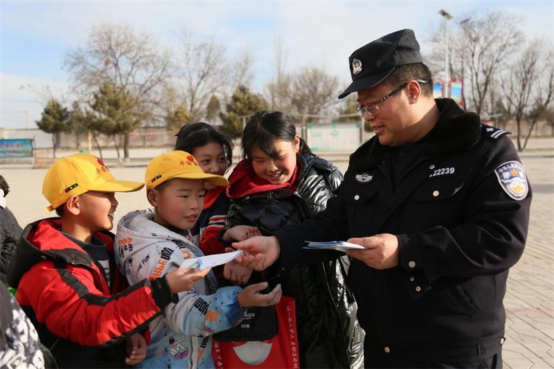 武威鐵警走進(jìn)轄區(qū)20余所學(xué)校開展“法治安全進(jìn)校園”主題宣傳