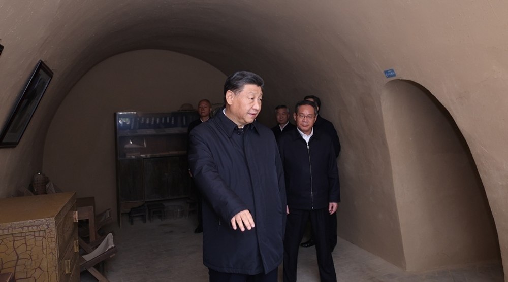 習(xí)近平在瞻仰延安革命紀(jì)念地時強(qiáng)調(diào) 弘揚(yáng)偉大建黨精神和延安精神 為實(shí)現(xiàn)黨的二十大提出的目標(biāo)任務(wù)而團(tuán)結(jié)奮斗